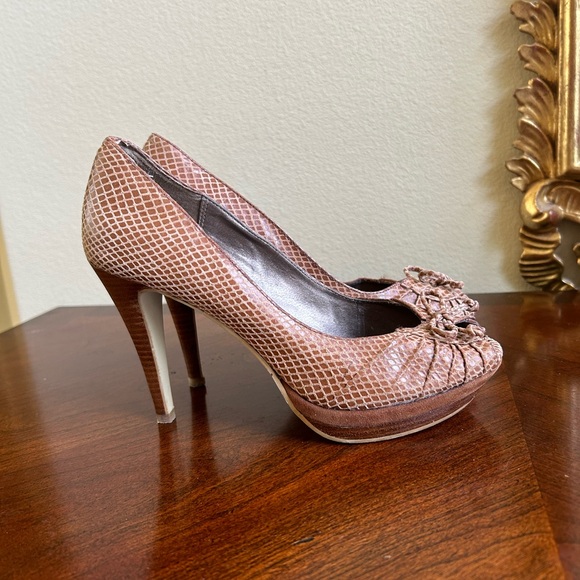 Moda tan snake skin pattern peep toe small platform heels with bow details - Picture 3 of 8